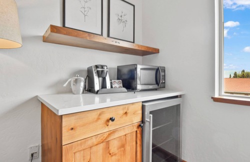 Midway Villa | Adventure Hub~Nordic Ski, Snowmobile & Snow Shoeing Villa 3071