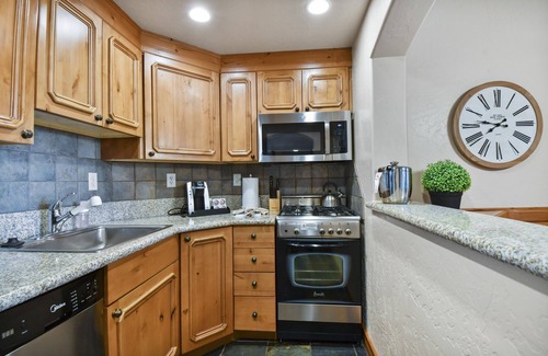 Midway Villa | Adventure Hub~Nordic Ski, Snowmobile & Snow Shoeing Villa 3059-2