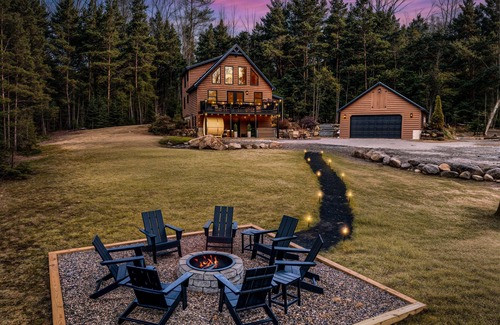 Sunday River Area Cabin | Adventure&Wellness ~Hot Tub ~Sauna ~Yoga+Weights ~Theater ~15min to Sunday River