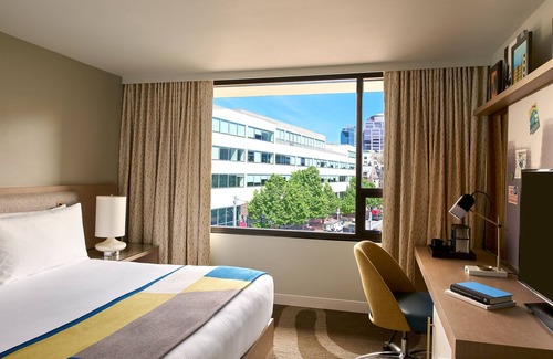 Downtown Portland Hotel | Adventurous Urban Retreat Near Hotspots – Walkable & Bike-Friendly, Pets Allowed