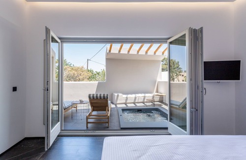 Kamari Hotel | Aegean Gem