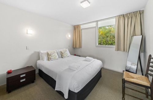 Two Mile Bay Apartment | Affordable One Bedroom Apartment by the Lake