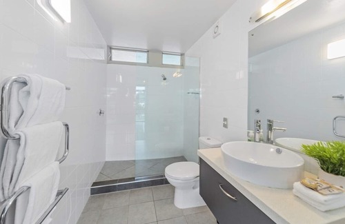 Two Mile Bay Apartment | Affordable One Bedroom Apartment by the Lake