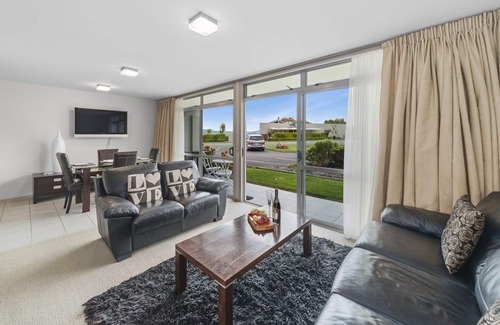 Two Mile Bay Apartment | Affordable One Bedroom Apartment by the Lake