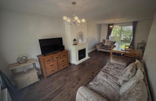 Newark upon Trent House | Affordable 3 Bedroom House,Sleeps 5,Free parking,close to City, Home from Home