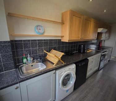 Newark upon Trent House | Affordable 3 Bedroom House,Sleeps 5,Free parking,close to City, Home from Home