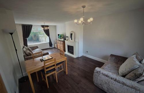 Newark upon Trent House | Affordable 3 Bedroom House,Sleeps 5,Free parking,close to City, Home from Home