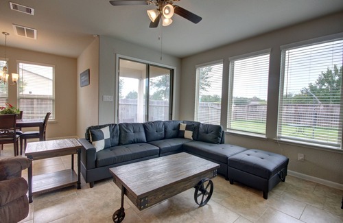 Rosenberg House | Affordable 3-Bedroom Townhouse With Backyard ~ Double Story (Pet Friendly!)