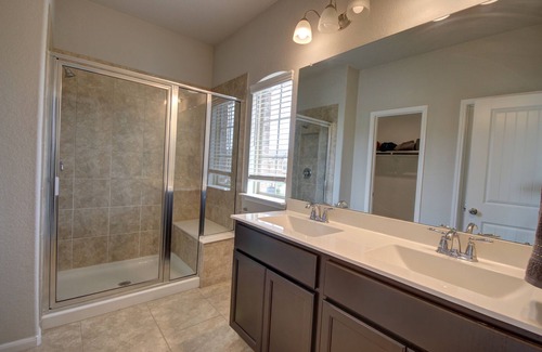 Rosenberg House | Affordable 3-Bedroom Townhouse With Backyard ~ Double Story (Pet Friendly!)