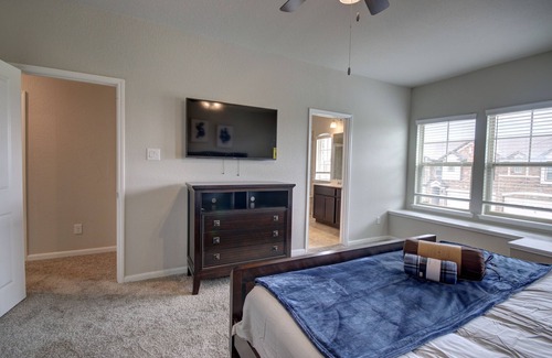 Rosenberg House | Affordable 3-Bedroom Townhouse With Backyard ~ Double Story (Pet Friendly!)