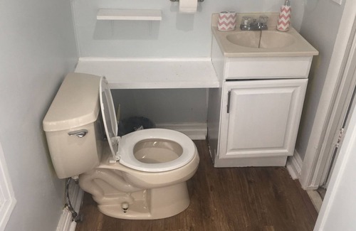 Englewood Cottage | Affordable and Cute Cottage Central to Everything