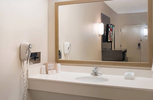 Tupelo Hotel | Affordable Comfort! Close to Tupelo Regional Airport, FREE Parking, Breakfast!