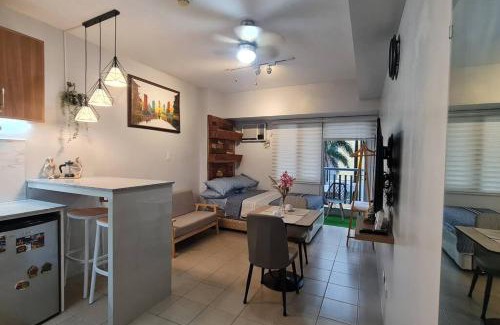 Pio del Pilar Apartment | Affordable Condo in Makati w/Wi-Fi, Netflix, Pool