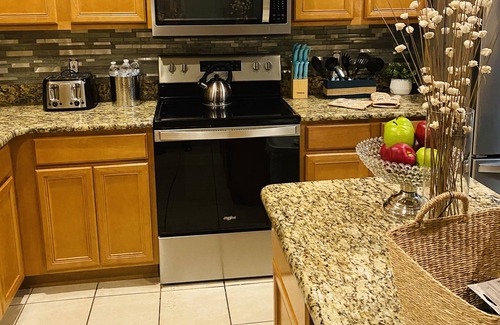 Sunset Lakes House | Affordable & Cozy 7 bd 5 ba Entertainment Haven! Mins from Disney and Dining!