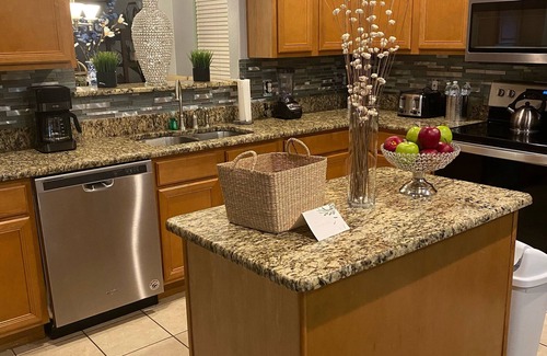 Sunset Lakes House | Affordable & Cozy 7 bd 5 ba Entertainment Haven! Mins from Disney and Dining!