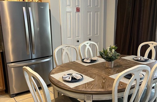 Sunset Lakes House | Affordable & Cozy 7 bd 5 ba Entertainment Haven! Mins from Disney and Dining!