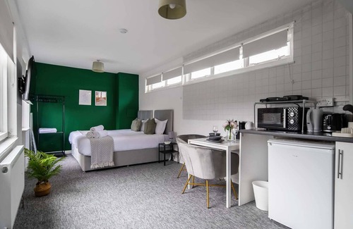 Southgate House | Affordable En-Suite Studio Rooms in London, N14 2B
