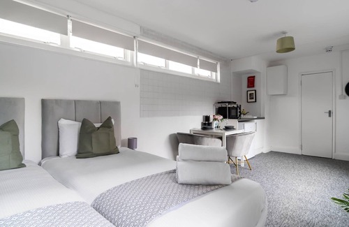 Southgate House | Affordable En-Suite Studio Rooms in London, N14 2B