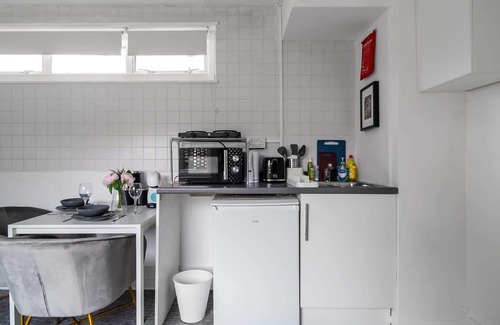 Southgate House | Affordable En-Suite Studio Rooms in London, N14 2B
