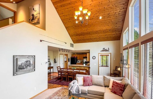 Ronald House | Affordable Family Mountain Cabin w/Silo+Spa-POOL ACCESS+Summer Specials