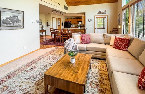 Ronald House | Affordable Family Mountain Cabin w/Silo+Spa-POOL ACCESS+Summer Specials