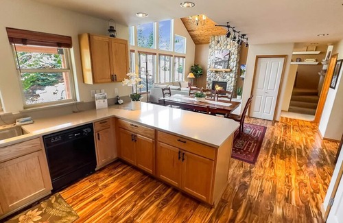 Ronald House | Affordable Family Mountain Cabin w/Silo+Spa-POOL ACCESS+Summer Specials