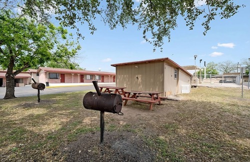 Beeville House | Affordable Getaway! 3 Sleek Units, Pet-Friendly, Free Parking Onsite