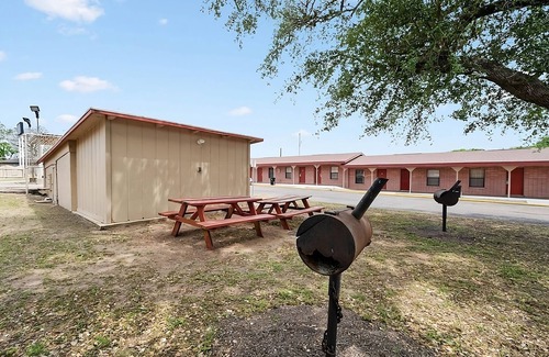 Beeville House | Affordable Getaway! 3 Sleek Units, Pet-Friendly, Free Parking Onsite