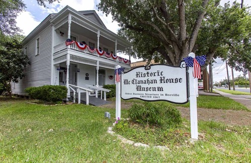Beeville House | Affordable Getaway! 3 Sleek Units, Pet-Friendly, Free Parking Onsite