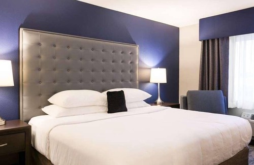 Auburn House | Affordable Getaway! Free Parking, Free Breakfast, Close to Museum of Glass
