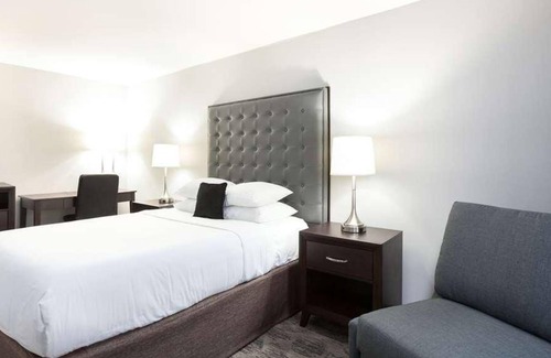 Auburn House | Affordable Getaway! Free Parking, Free Breakfast, Close to Museum of Glass