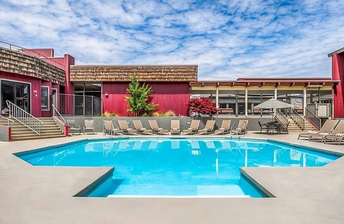 Tri-Cities Hotel | Affordable Getaway! Pet-Friendly Property, Free Parking, Onsite Pool