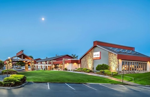 Tri-Cities Hotel | Affordable Getaway! Pet-Friendly Property, Free Parking, Onsite Pool