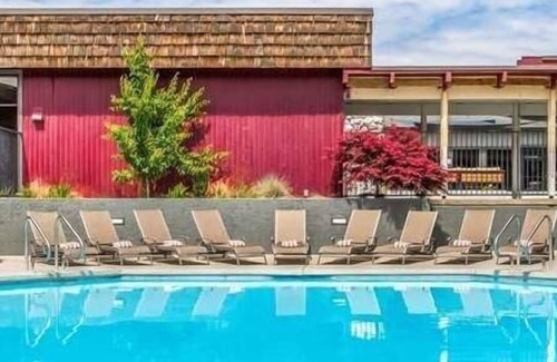 Tri-Cities Hotel | Affordable Getaway! Pet-Friendly Property, Free Parking, Onsite Pool