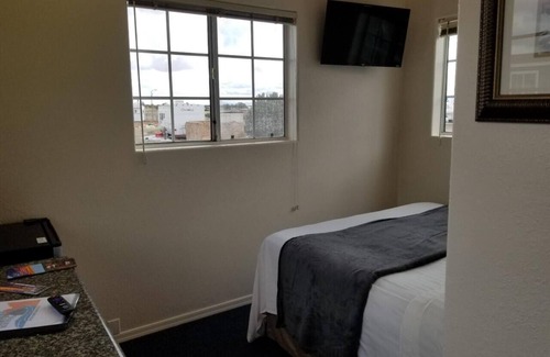 Valle Hotel | Affordable Getaway Sleeps 6 near Grand Canyon