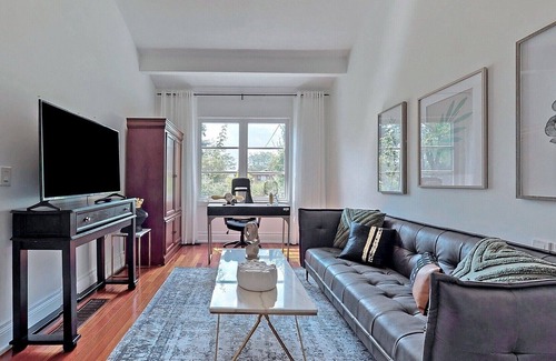 Toronto House | Affordable Luxury Modem Entire House in Toronto Centre Area