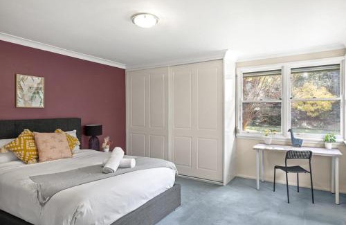 Pymble House | Affordable No-Frills Queen Ensuite Room in Pymble