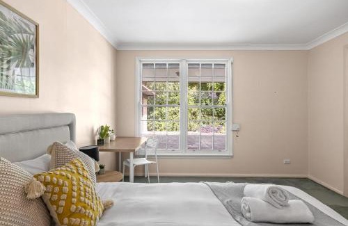 Pymble House | Affordable No-Frills Queen Room in Pymble - Shared Bathroom