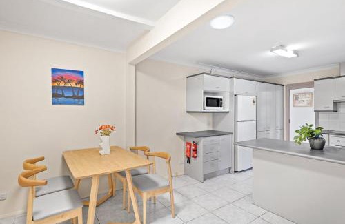 Pymble House | Affordable No-Frills Queen Room in Pymble - Shared Bathroom