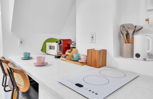 Edgewater House | Affordable NYC Luxury: Warm & Inviting Stay, Walk to Riverside Views