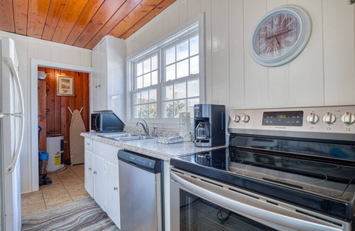 Crescent Beach Cottage | Affordable Ocean view 2BD - Walk 2 Beach - Pet Friendly