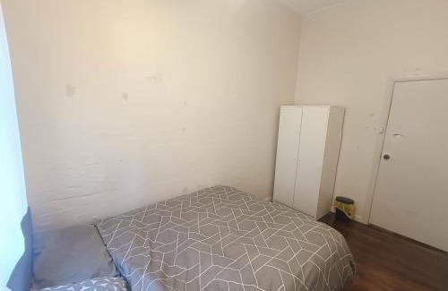 Earlwood House | Affordable Queen Room in Earlwood - EW5