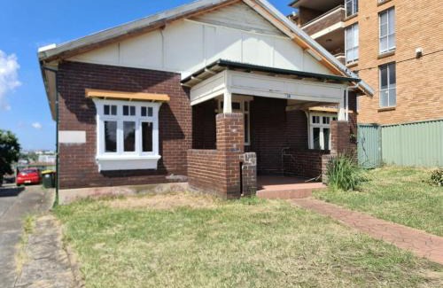 Earlwood House | Affordable Queen Room in Earlwood - EW5