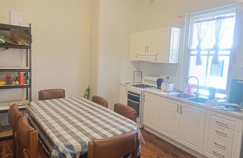 Earlwood House | Affordable Queen Room in Earlwood - EW5