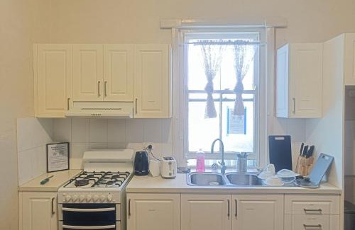 Earlwood House | Affordable Queen Room in Earlwood - EW5
