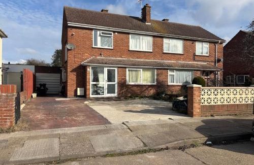 Colchester House | Affordable Relaxing Comfy Double Room in a Shared House