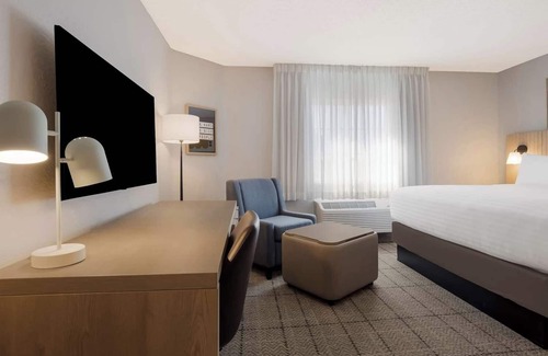 Irvine Industrial Complex-East Hotel | Affordable Stay with Full Kitchen, Private Parking, Pets are Welcome!