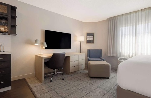 Irvine Industrial Complex-East Hotel | Affordable Stay with Full Kitchen, Private Parking, Pets are Welcome!