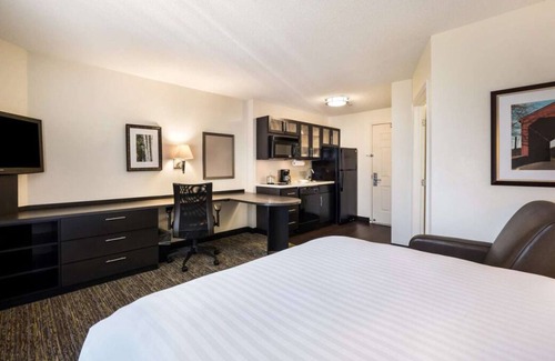 Libertyville House | Affordable Suite w/Full Kitchen – Perfect for Work or Family Stays