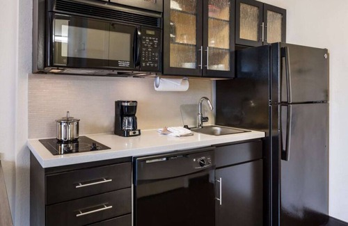 Libertyville House | Affordable Suite w/Full Kitchen – Perfect for Work or Family Stays
